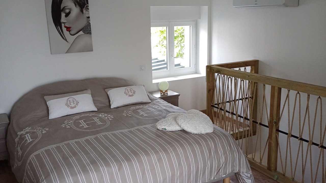 Photo of Bedroom in Distre