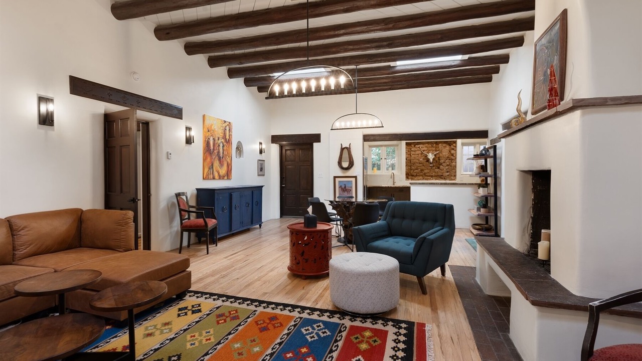 Photo of Livingroom in Historic Eastside