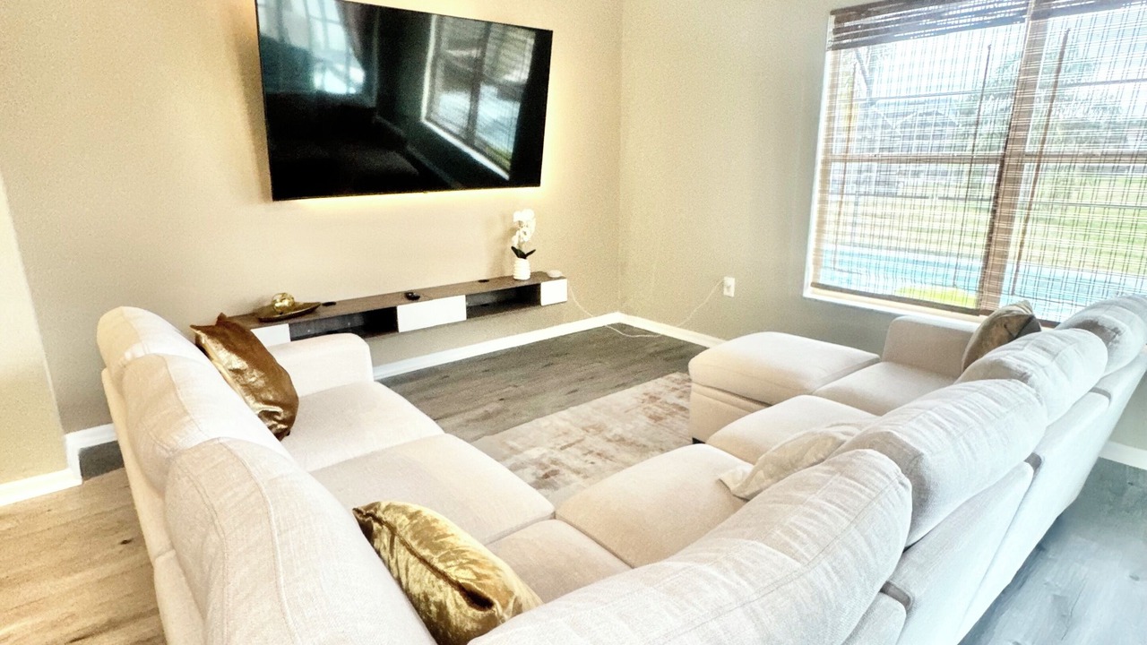 Photo of Livingroom in Eagle Pointe South