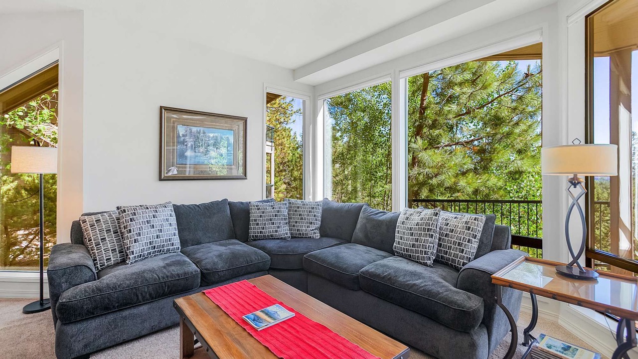 Photo of Livingroom in Century West