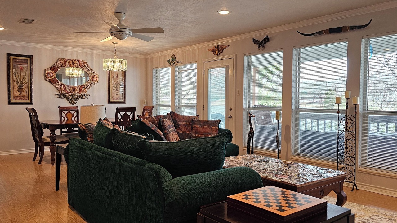 Photo of Livingroom in Hilltop Lakes