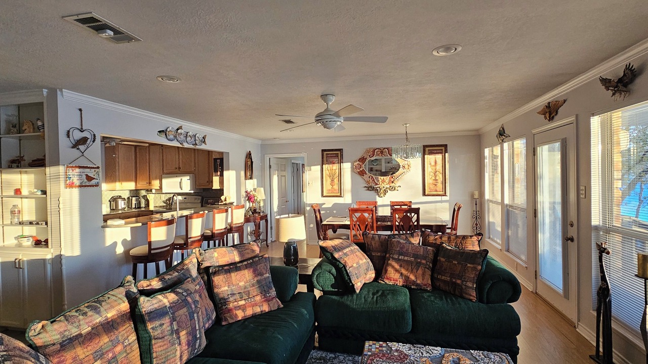 Photo of Livingroom in Hilltop Lakes