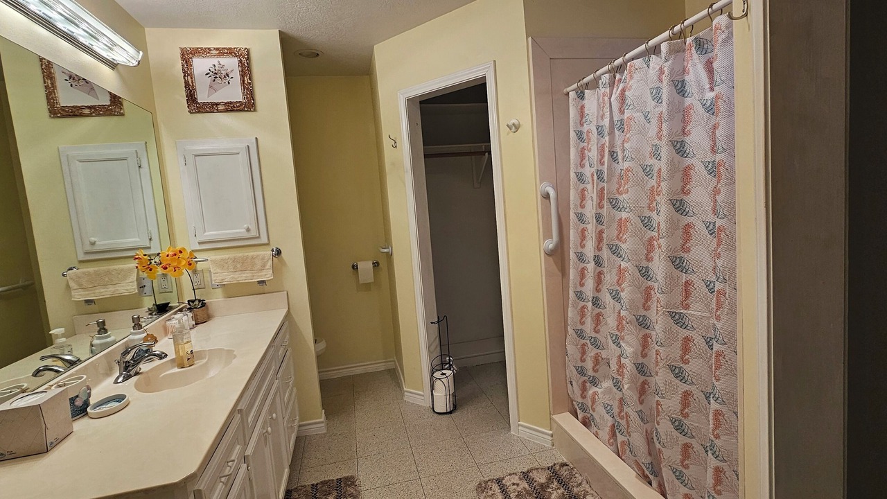 Photo of Bathroom in Hilltop Lakes