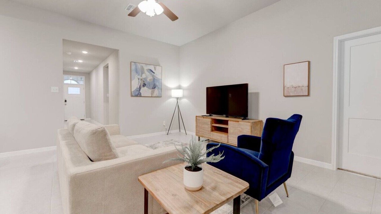 Photo of Livingroom in Leon Junction