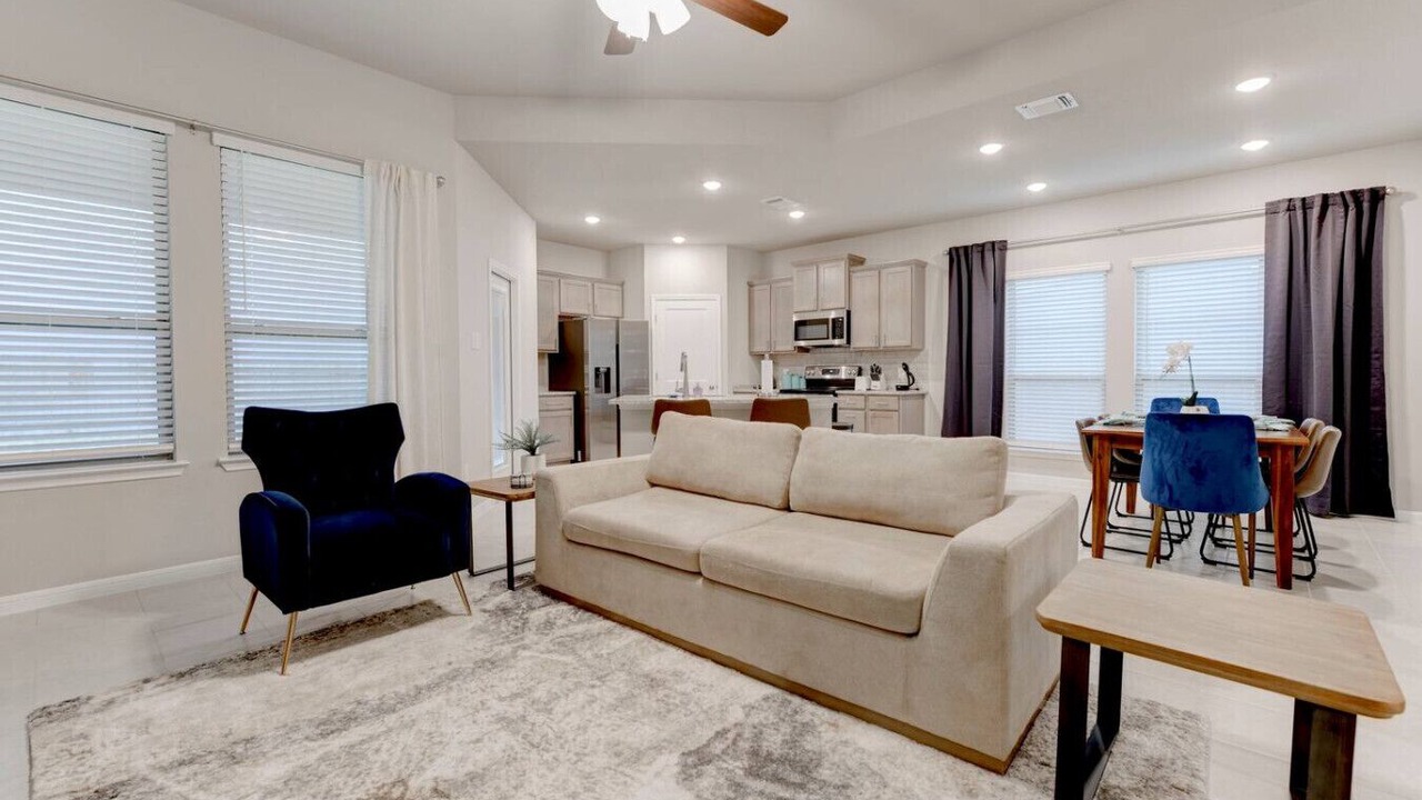 Photo of Livingroom in Leon Junction