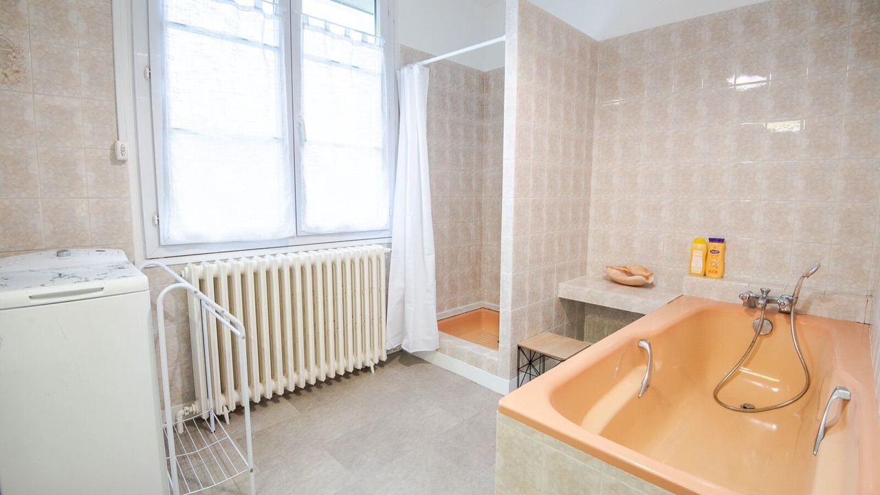 Photo of Bathroom in Truyes