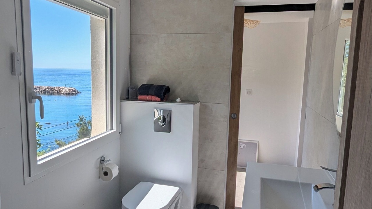 Photo of Bathroom in Ensues-la-Redonne
