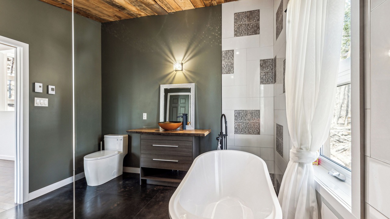 Photo of Bathroom in Grenville-sur-la-Rouge