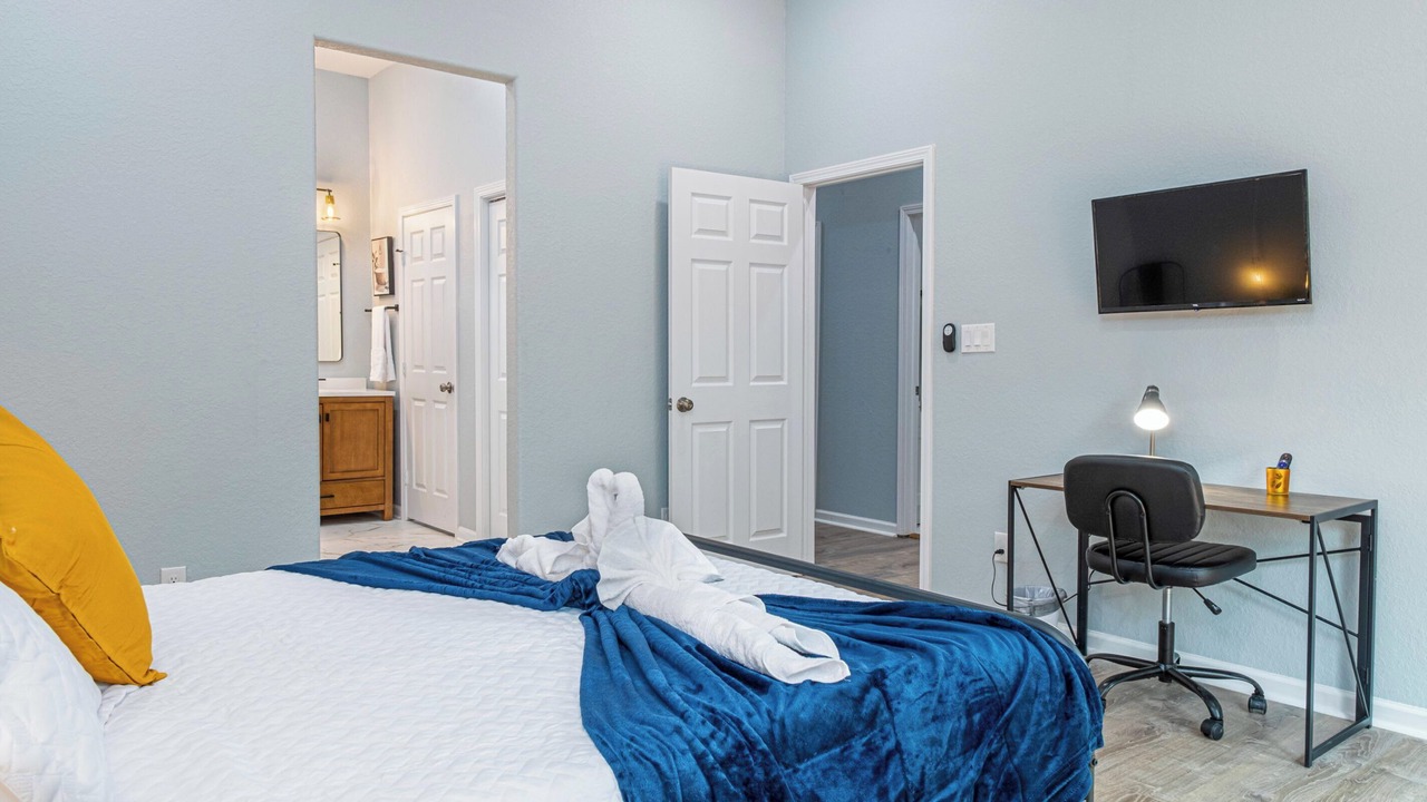 Photo of Bedroom in Historic Garderns