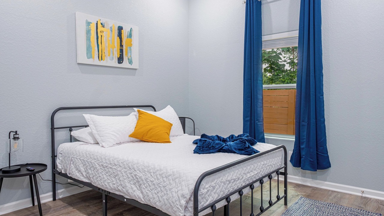 Photo of Bedroom in Historic Garderns