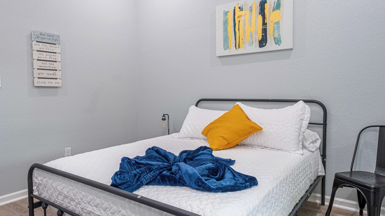 Photo of Bedroom in Historic Garderns