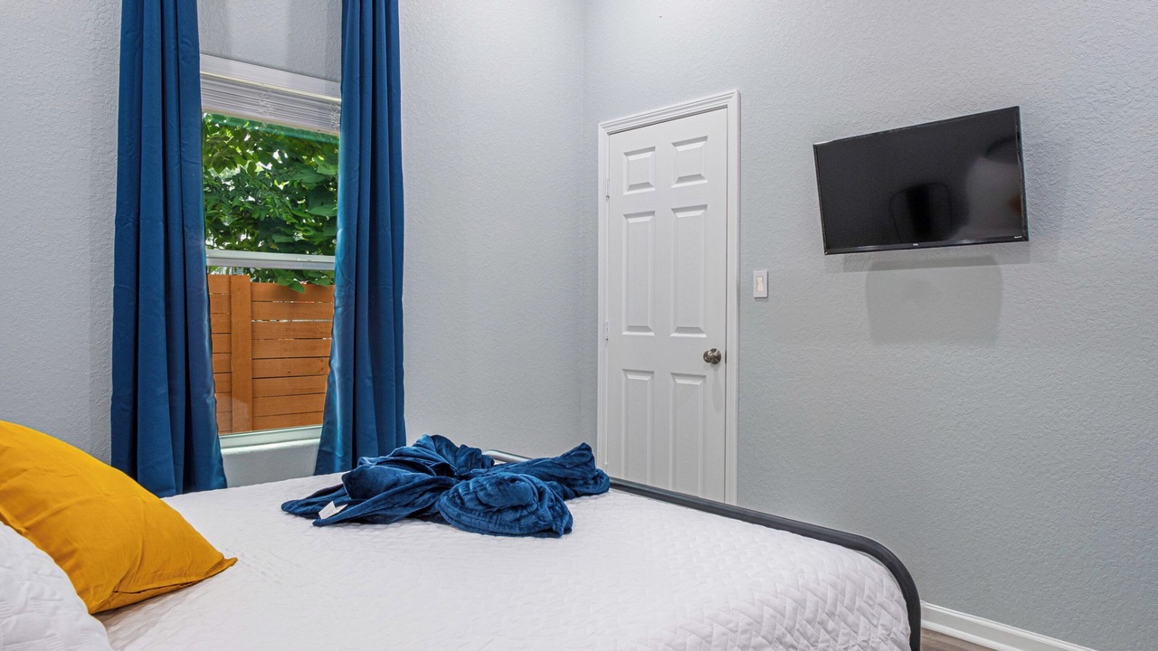 Photo of Bedroom in Historic Garderns