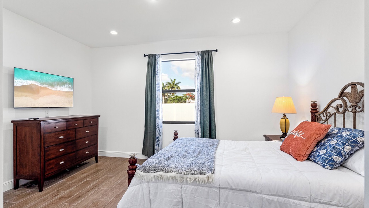 Photo of Bedroom in Lake Worth Corridor