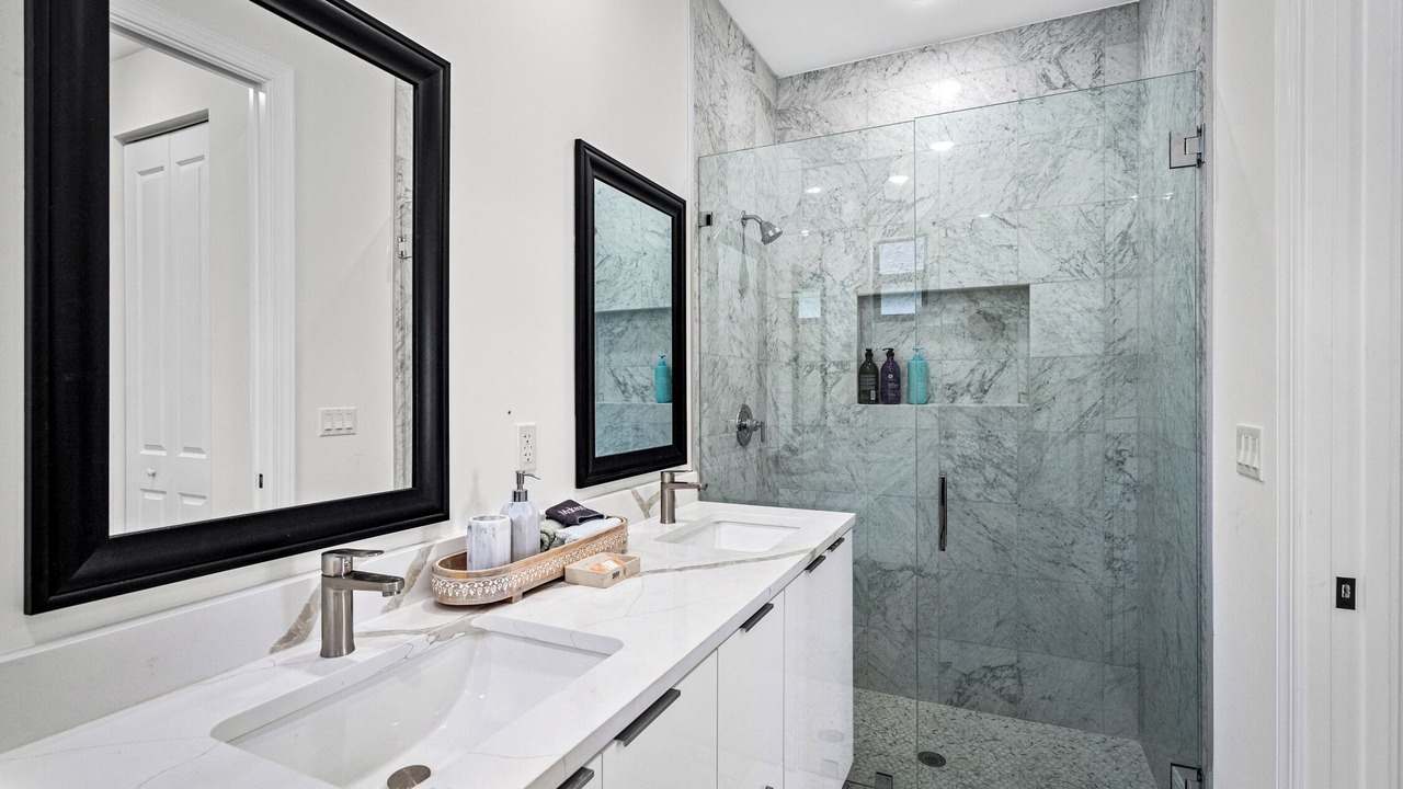 Photo of Bathroom in Lake Worth Corridor