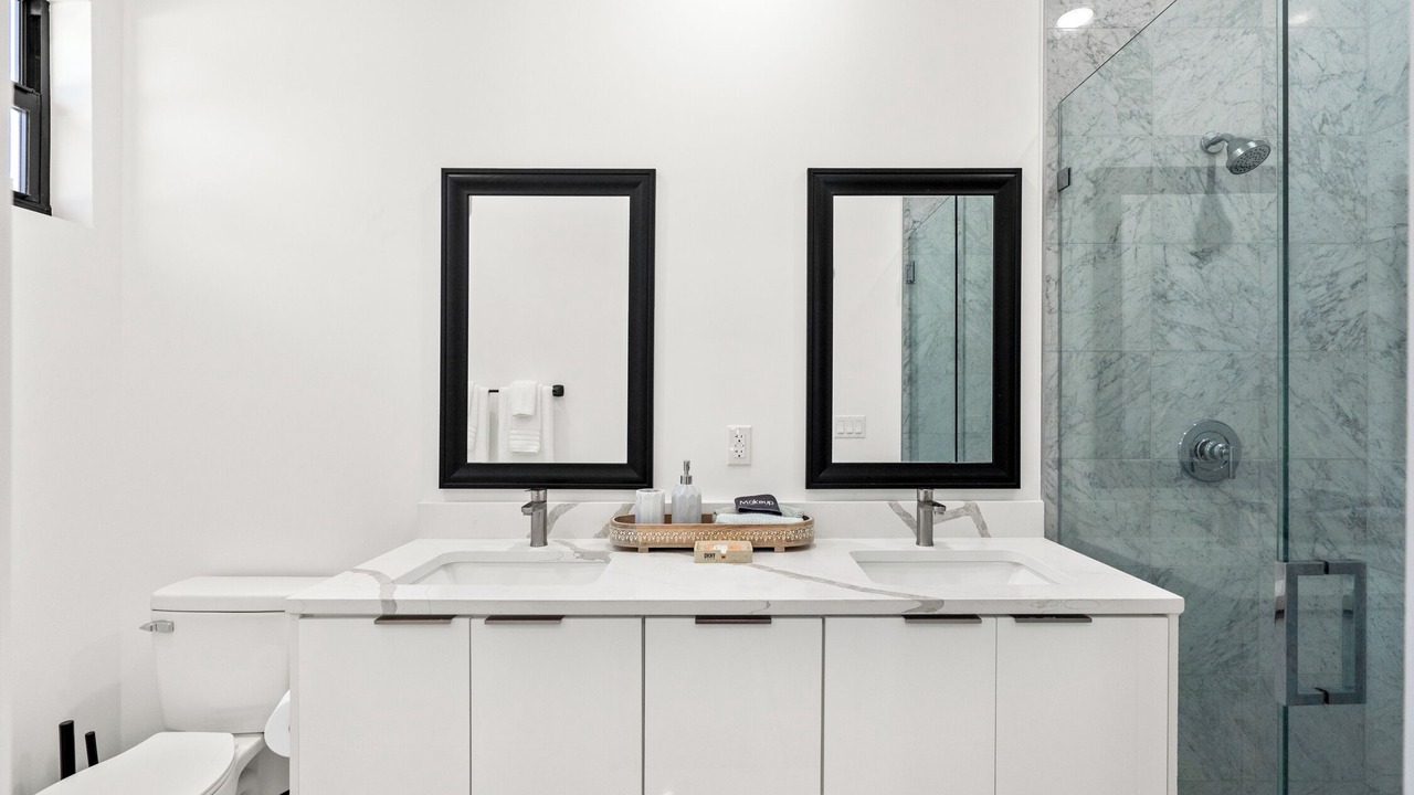 Photo of Bathroom in Lake Worth Corridor