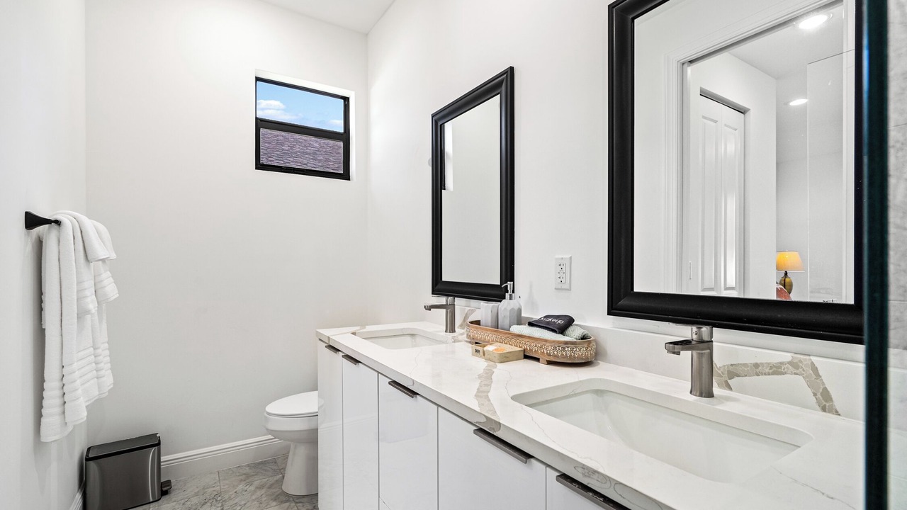 Photo of Bathroom in Lake Worth Corridor