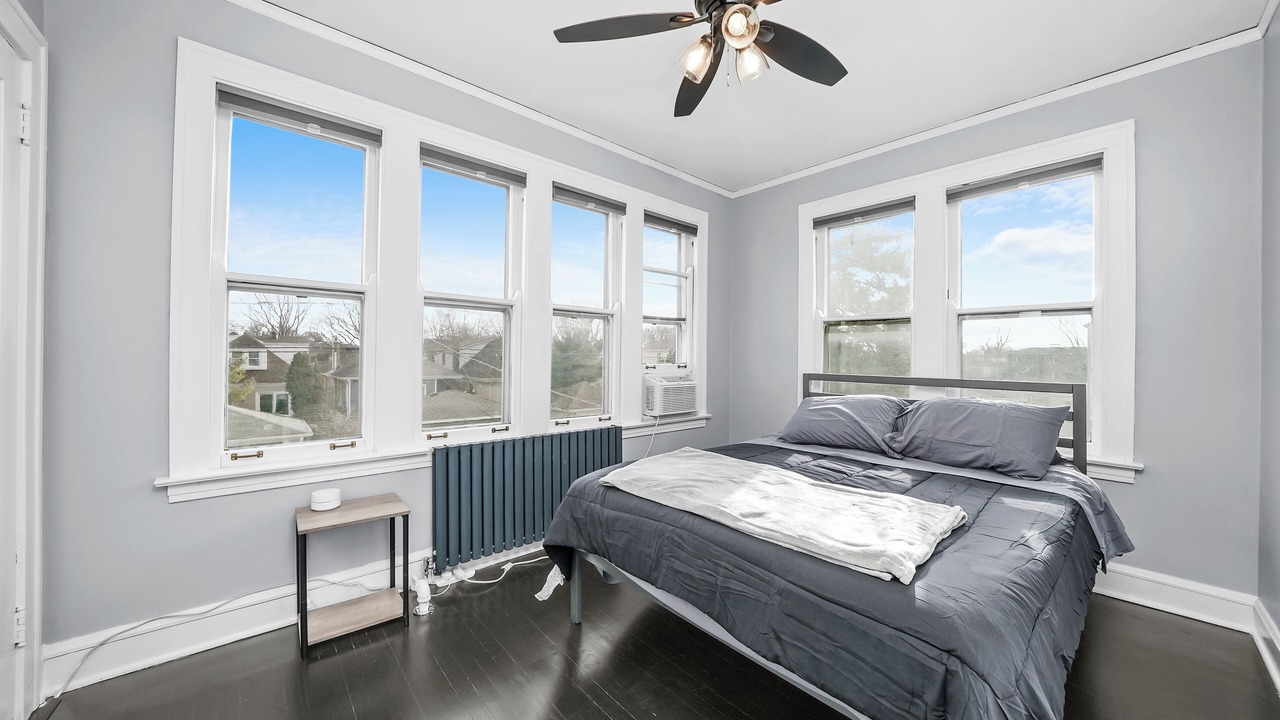 Photo of Bedroom in Jefferson Park