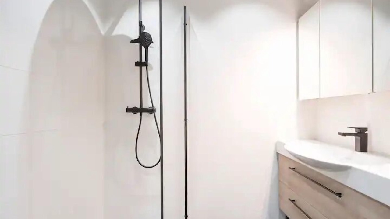 Photo of Bathroom in Poincare - Foch - Anatole France - Croix de Bourgogne