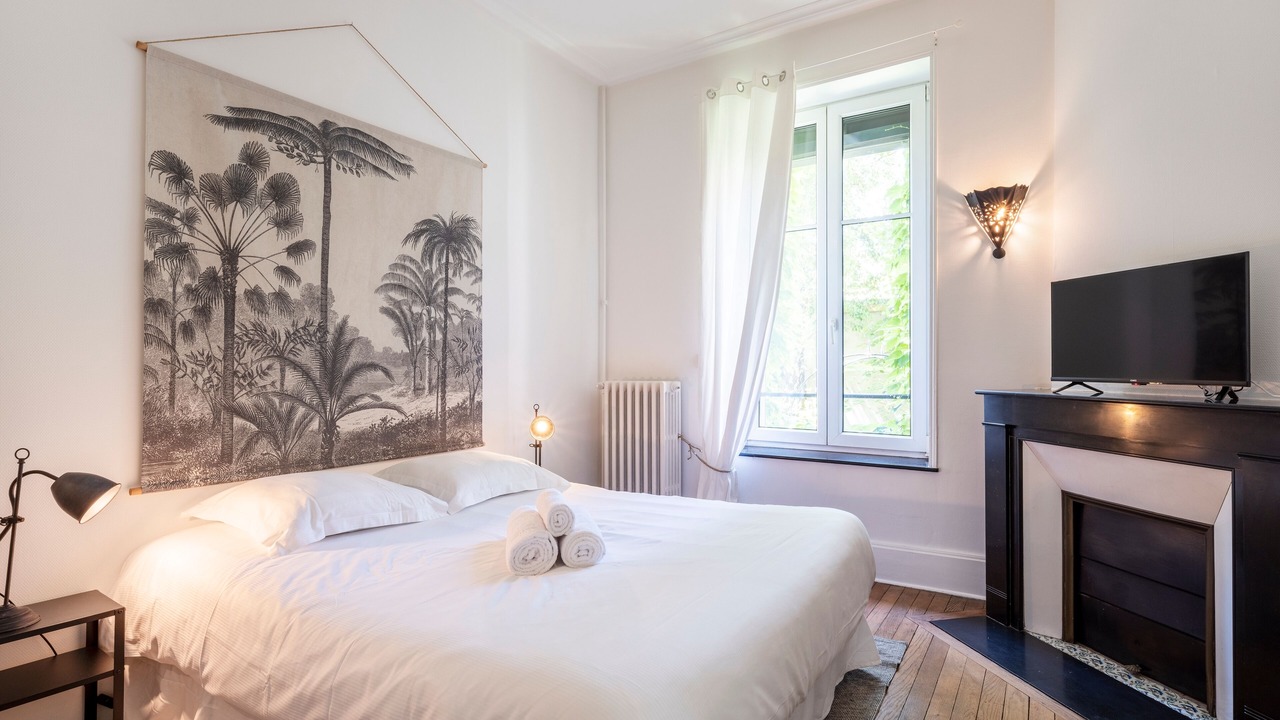 Photo of Bedroom in Poincare - Foch - Anatole France - Croix de Bourgogne