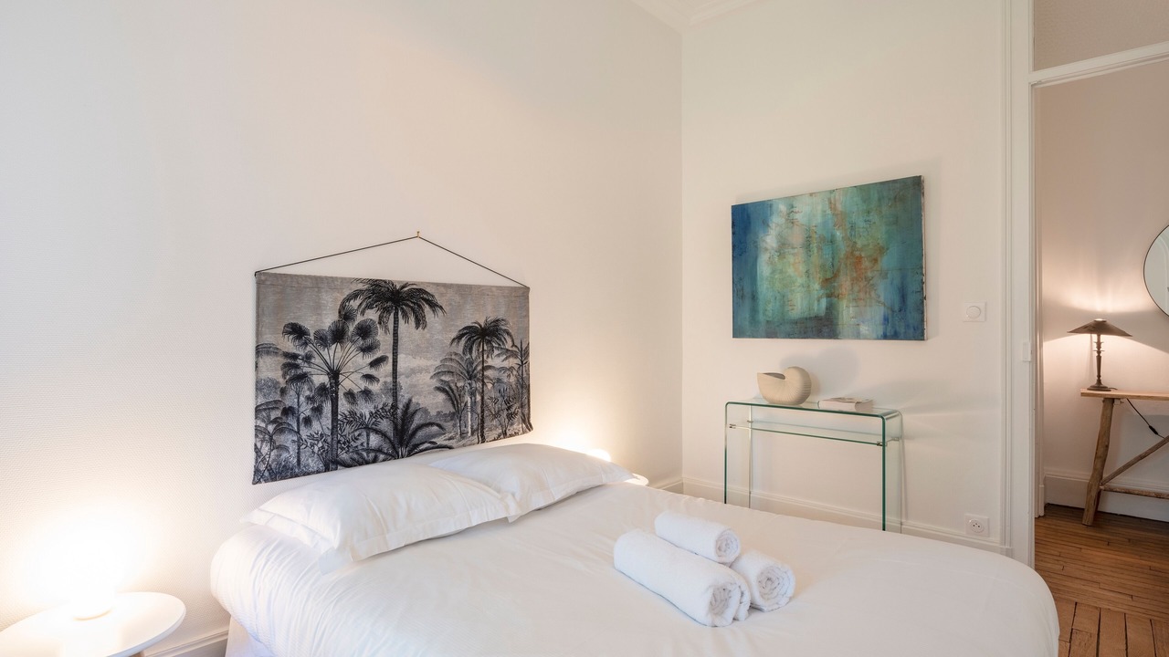 Photo of Bedroom in Poincare - Foch - Anatole France - Croix de Bourgogne