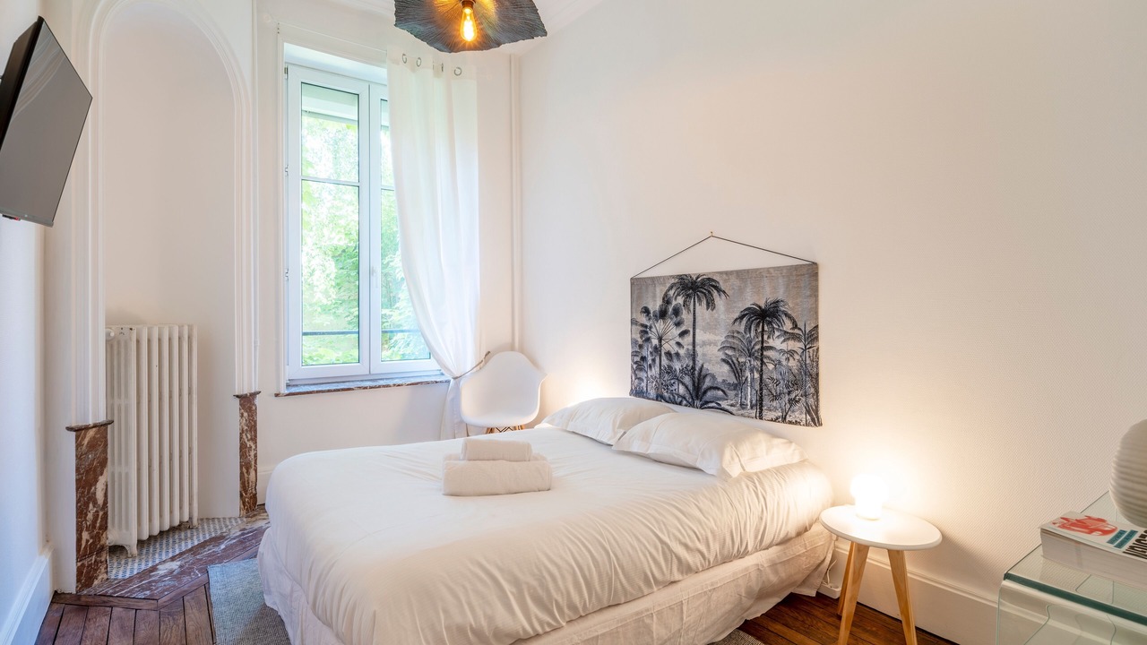 Photo of Bedroom in Poincare - Foch - Anatole France - Croix de Bourgogne