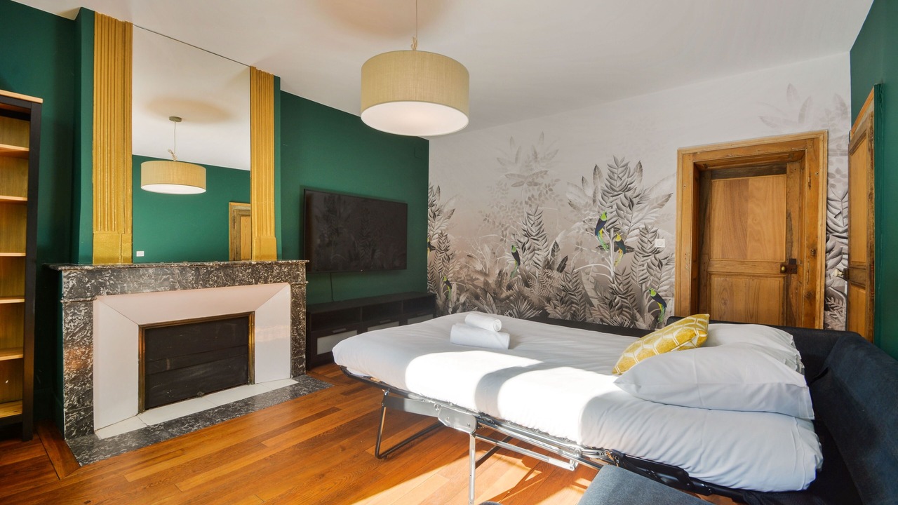 Photo of Bedroom in Poincare - Foch - Anatole France - Croix de Bourgogne