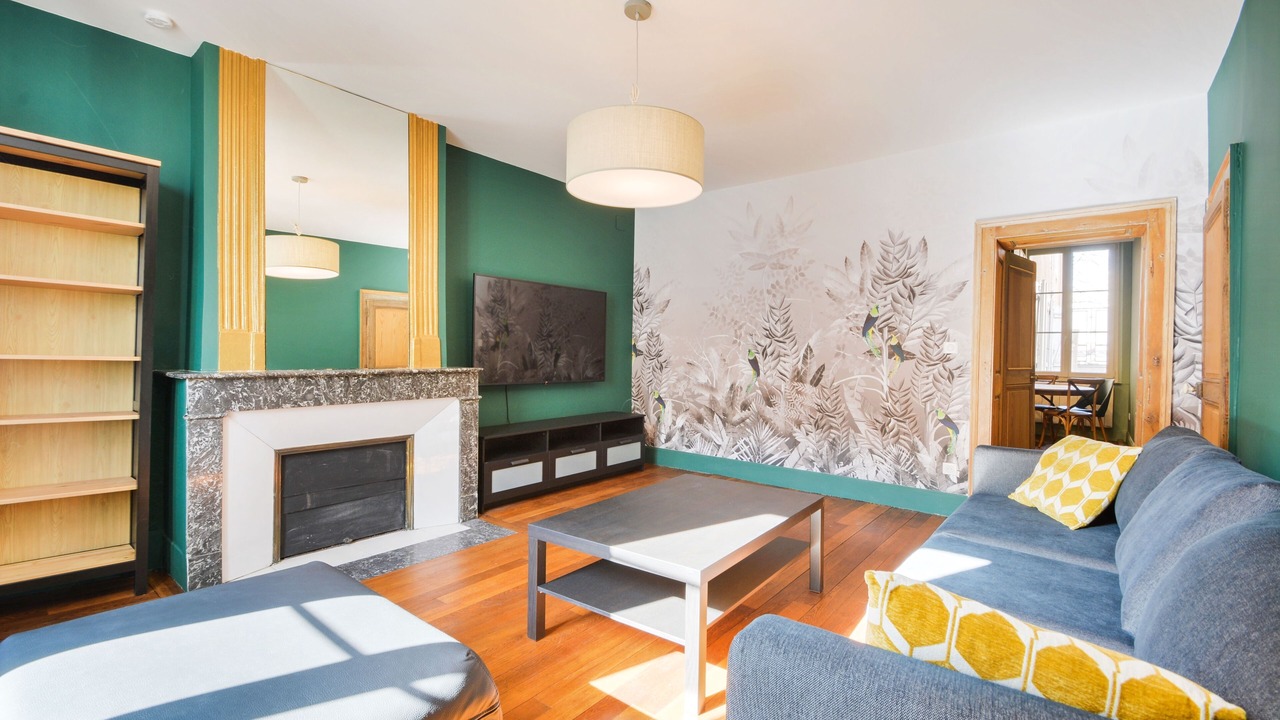 Photo of Livingroom in Poincare - Foch - Anatole France - Croix de Bourgogne