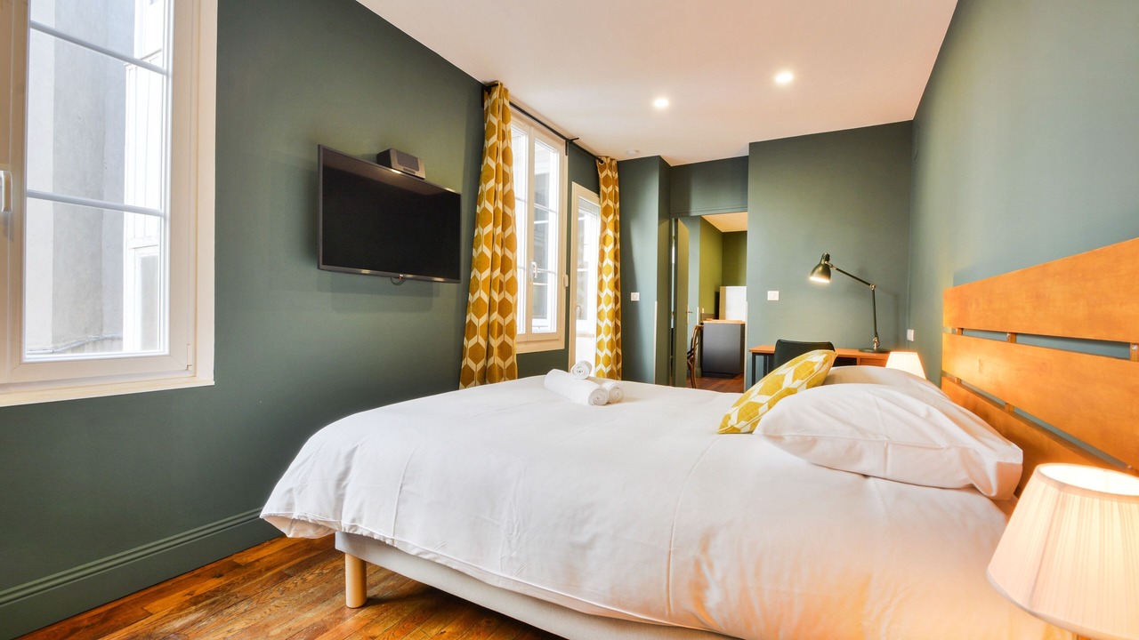 Photo of Bedroom in Poincare - Foch - Anatole France - Croix de Bourgogne