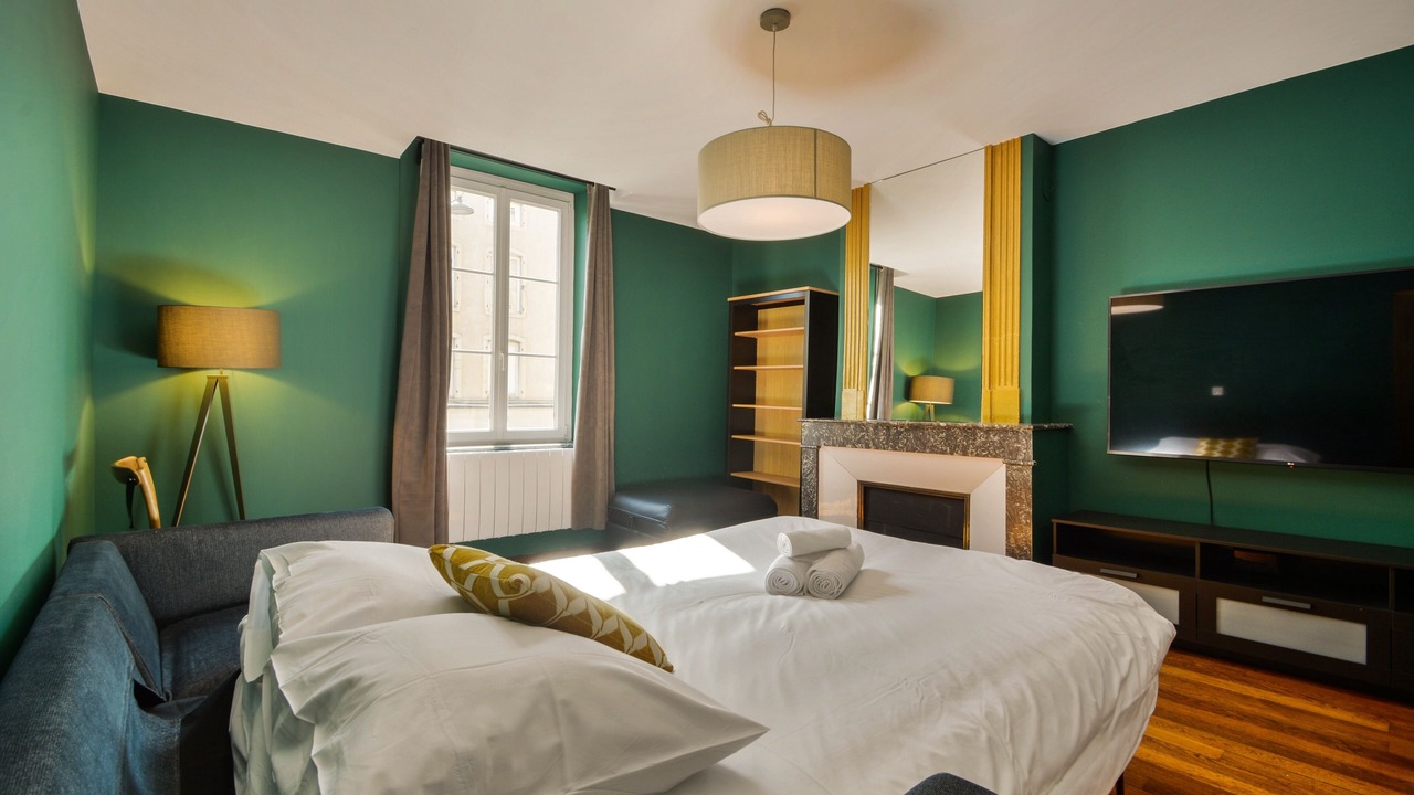 Photo of Bedroom in Poincare - Foch - Anatole France - Croix de Bourgogne