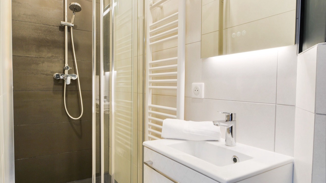 Photo of Bathroom in Poincare - Foch - Anatole France - Croix de Bourgogne