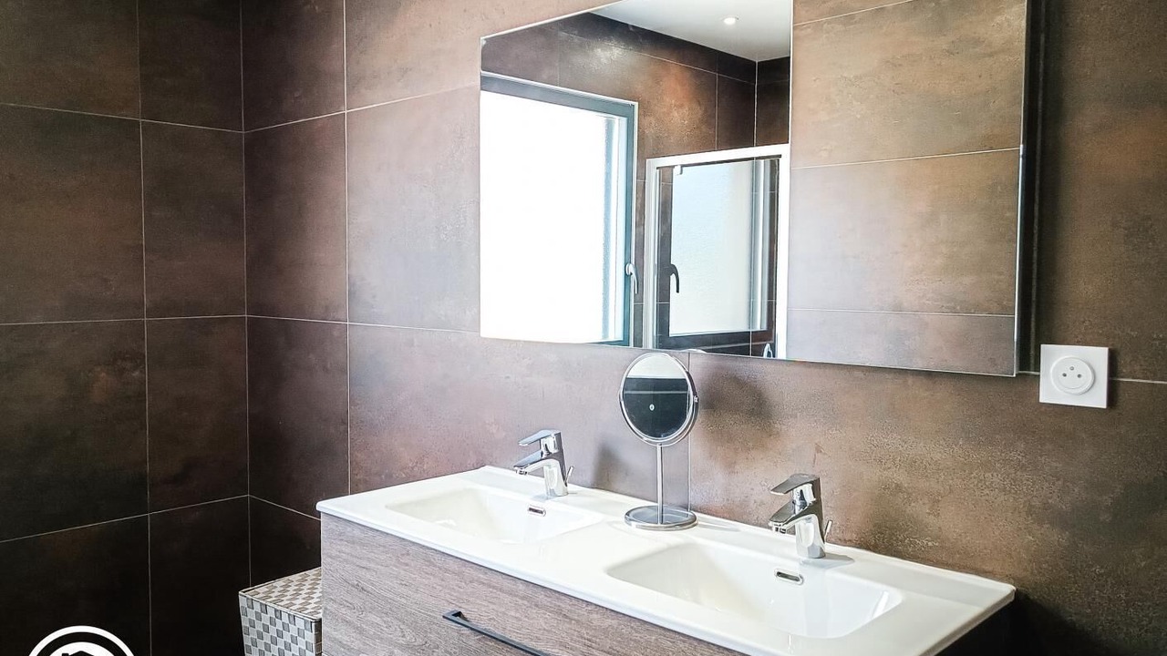 Photo of Bathroom in Tour-de-Faure