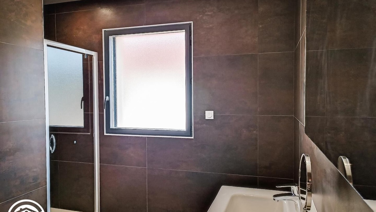 Photo of Bathroom in Tour-de-Faure