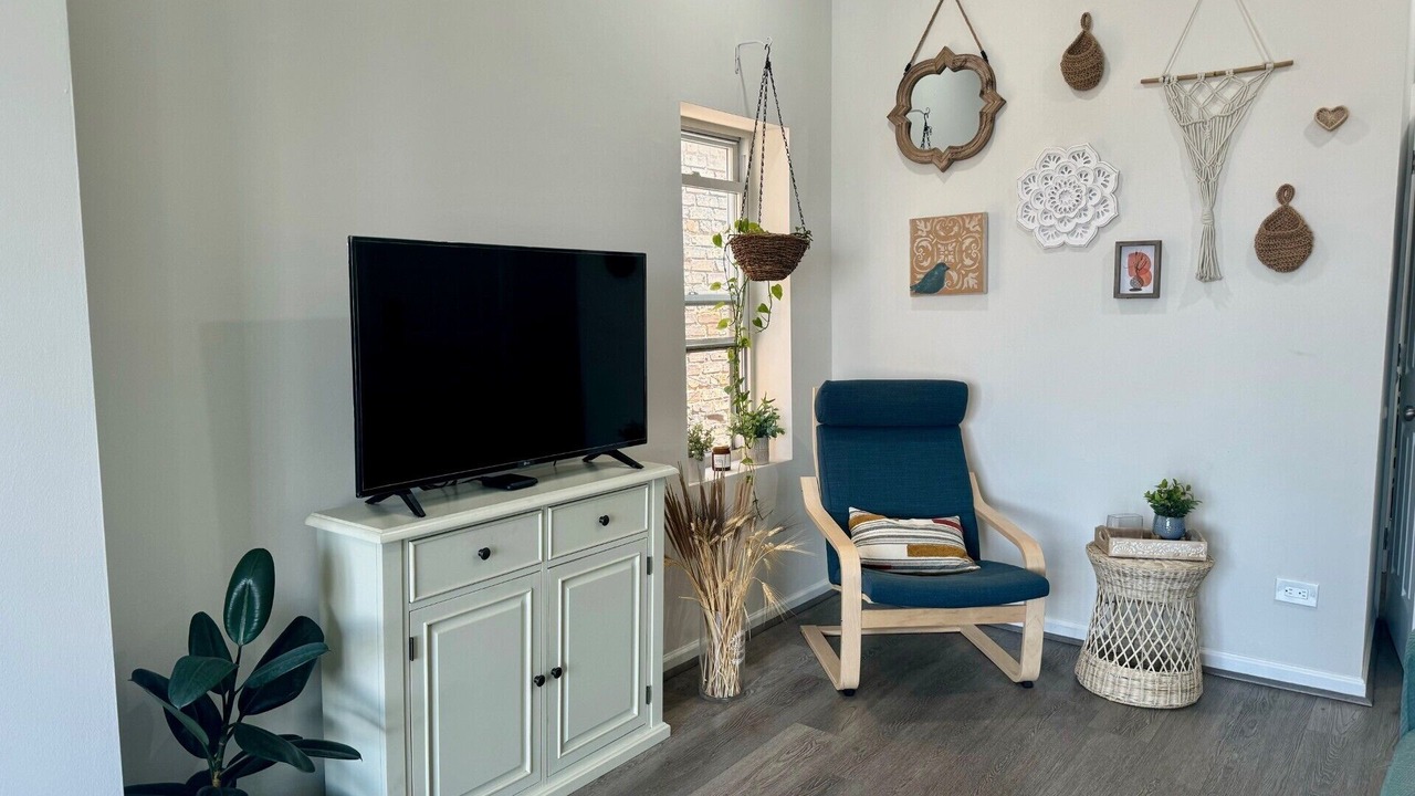 Photo of Livingroom in East Garfield Park