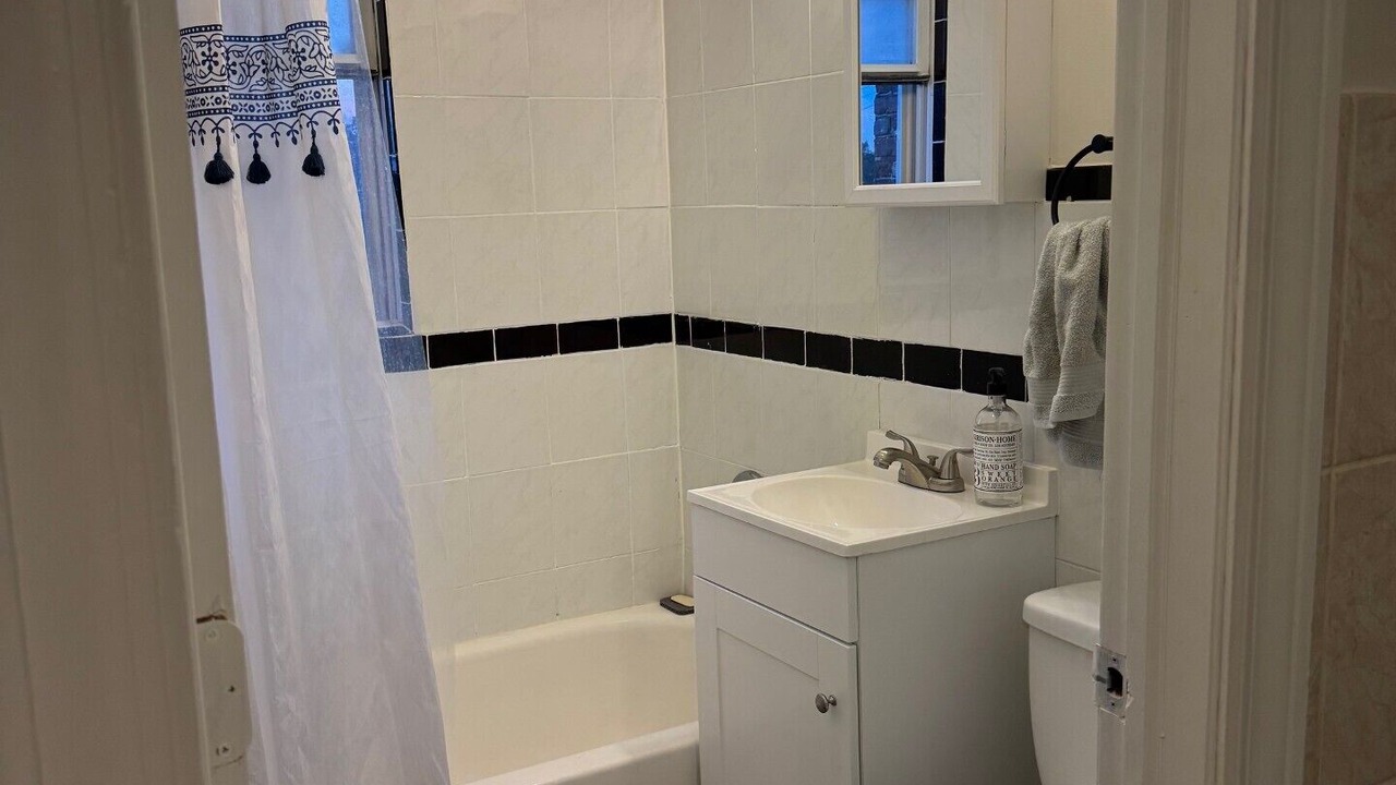 Photo of Bathroom in East Garfield Park