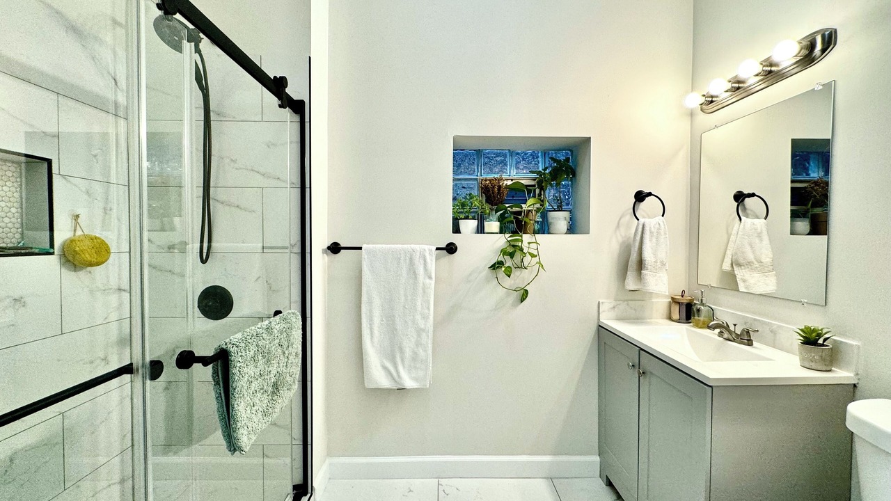 Photo of Bathroom in East Garfield Park