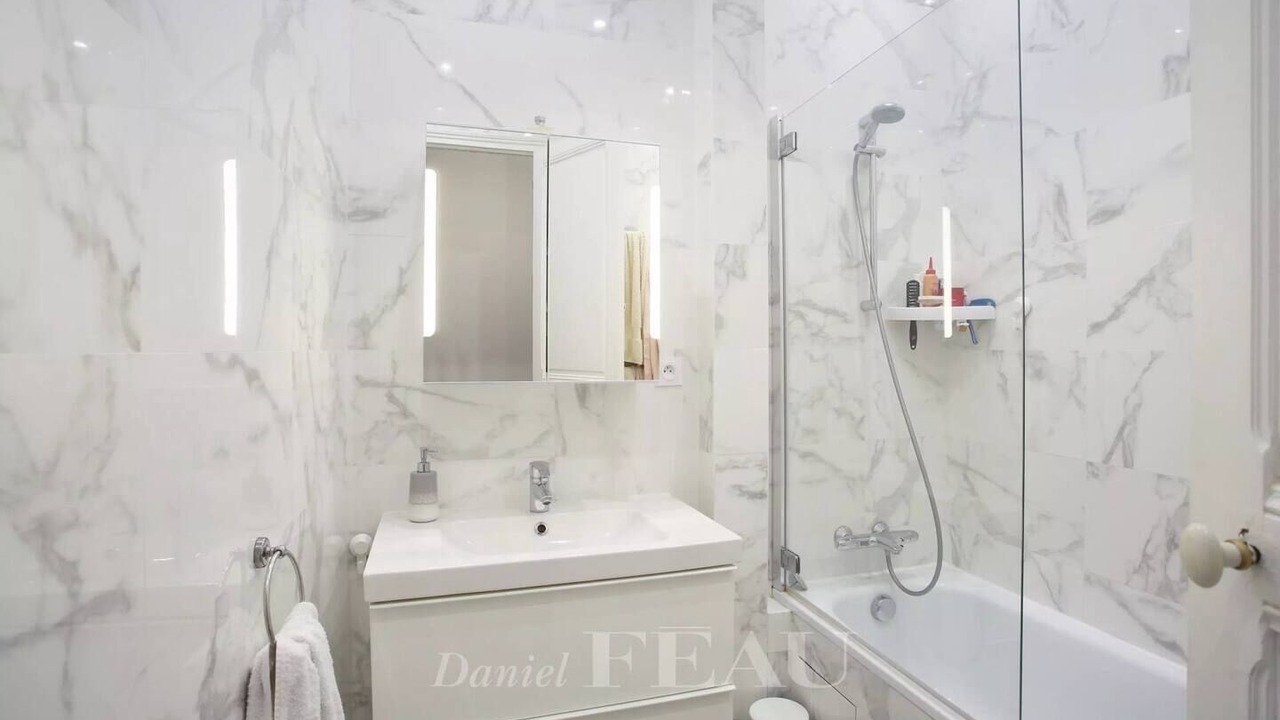Photo of Bathroom in Quartier de l'Ecole-Militaire