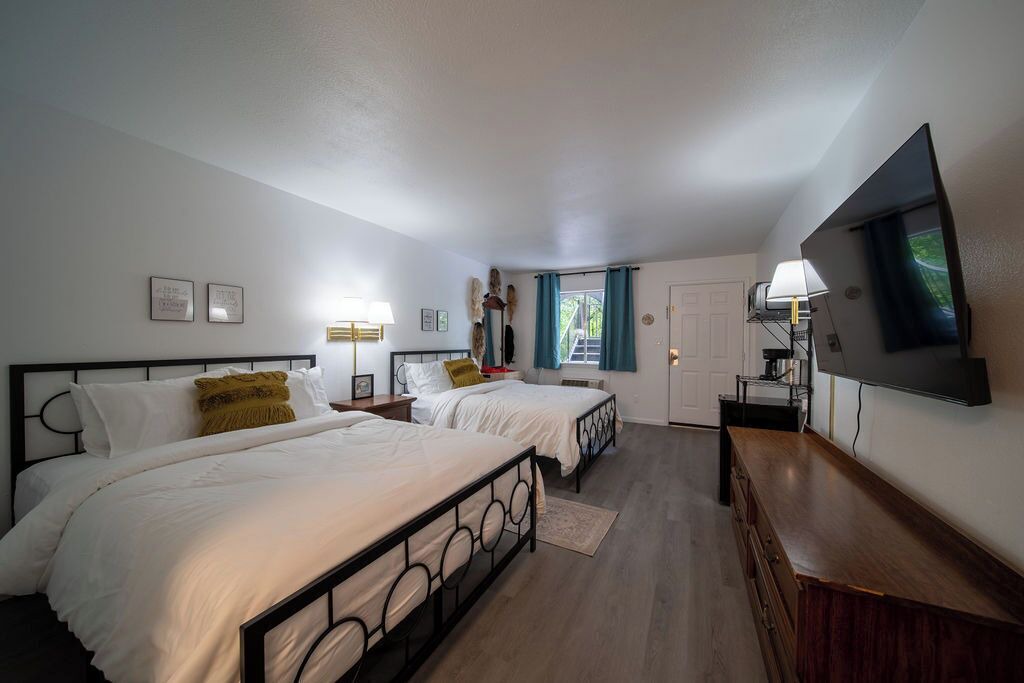 Photo of Bedroom in Eureka Springs Historic District