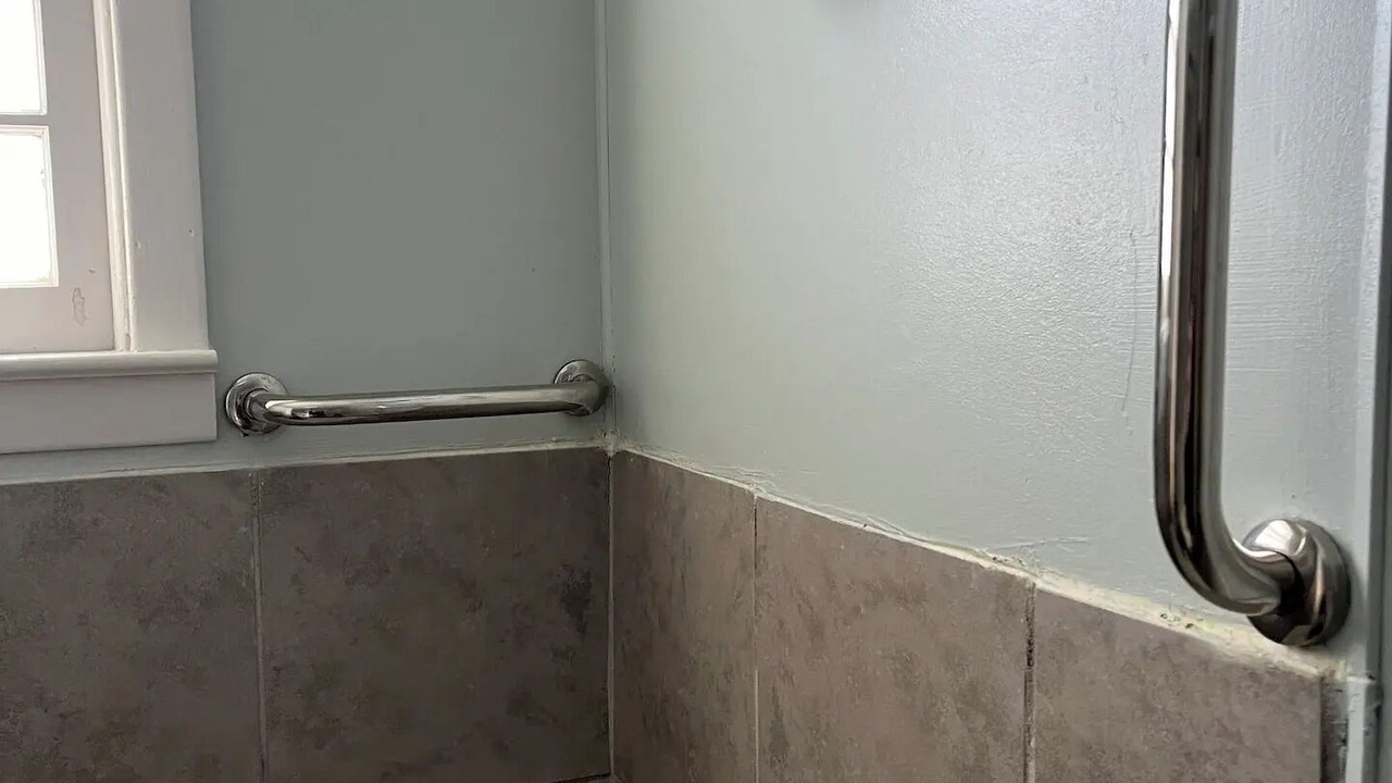 Photo of Bathroom in Mouth of Wilson