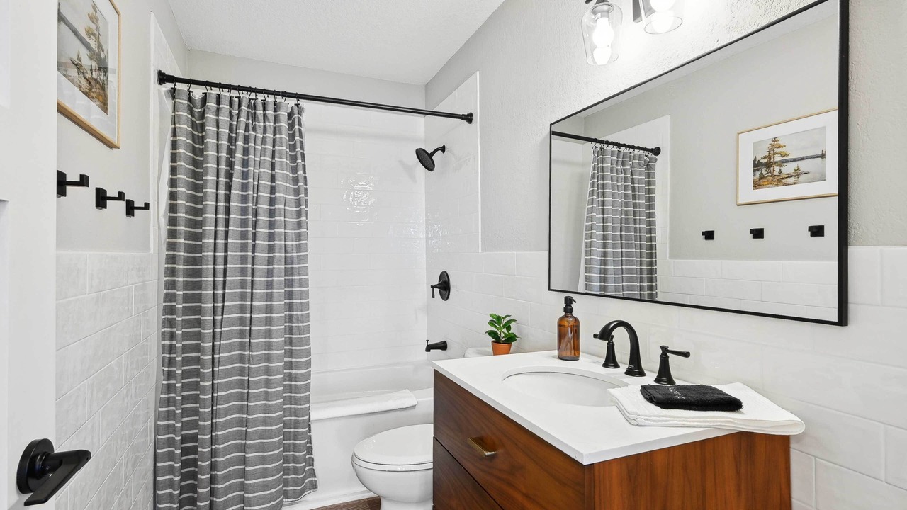 Photo of Bathroom in Maple Lake