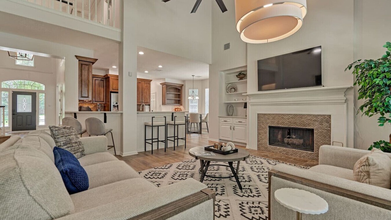 Photo of Livingroom in Alden Bridge