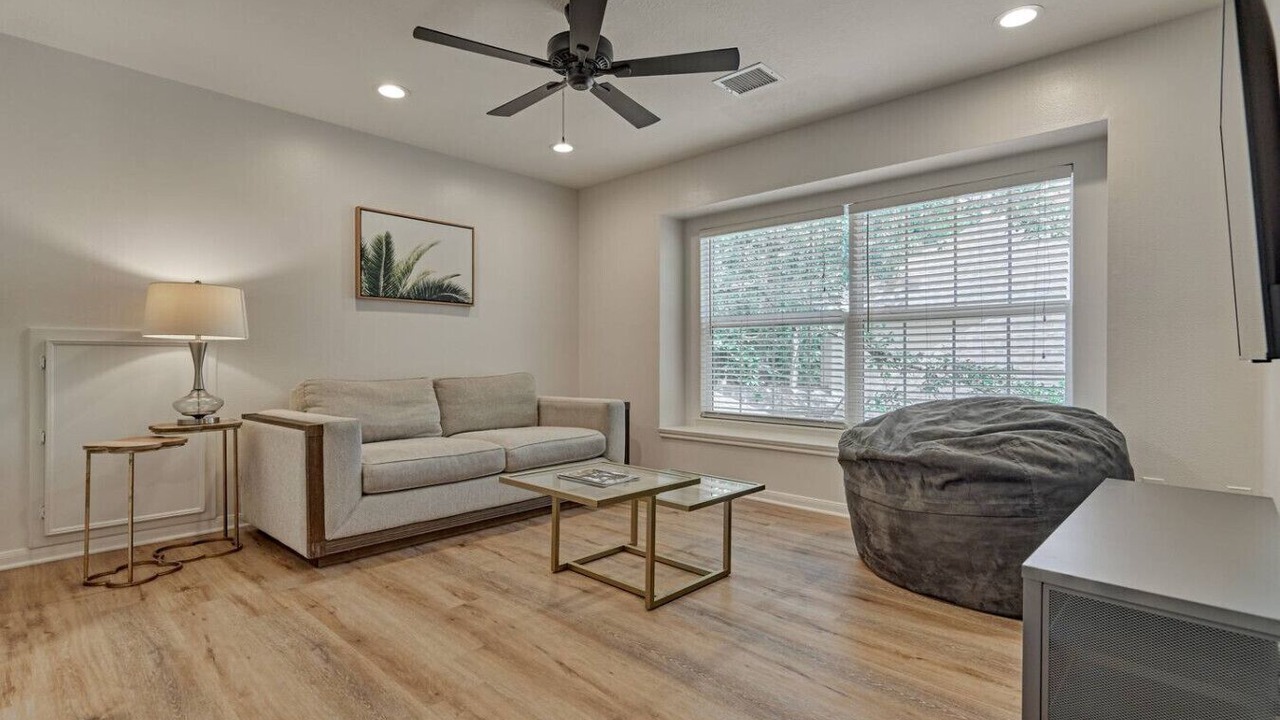 Photo of Livingroom in Alden Bridge