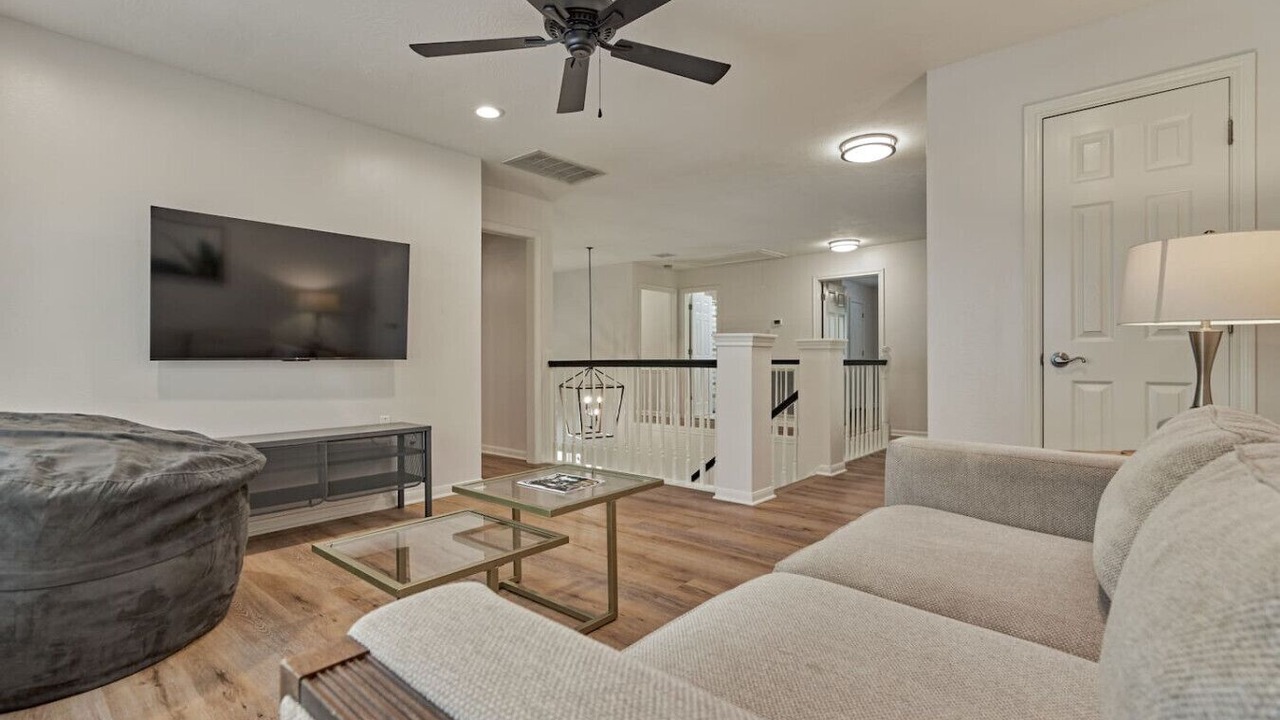 Photo of Livingroom in Alden Bridge