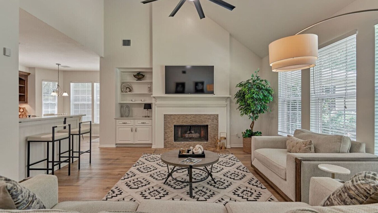 Photo of Livingroom in Alden Bridge
