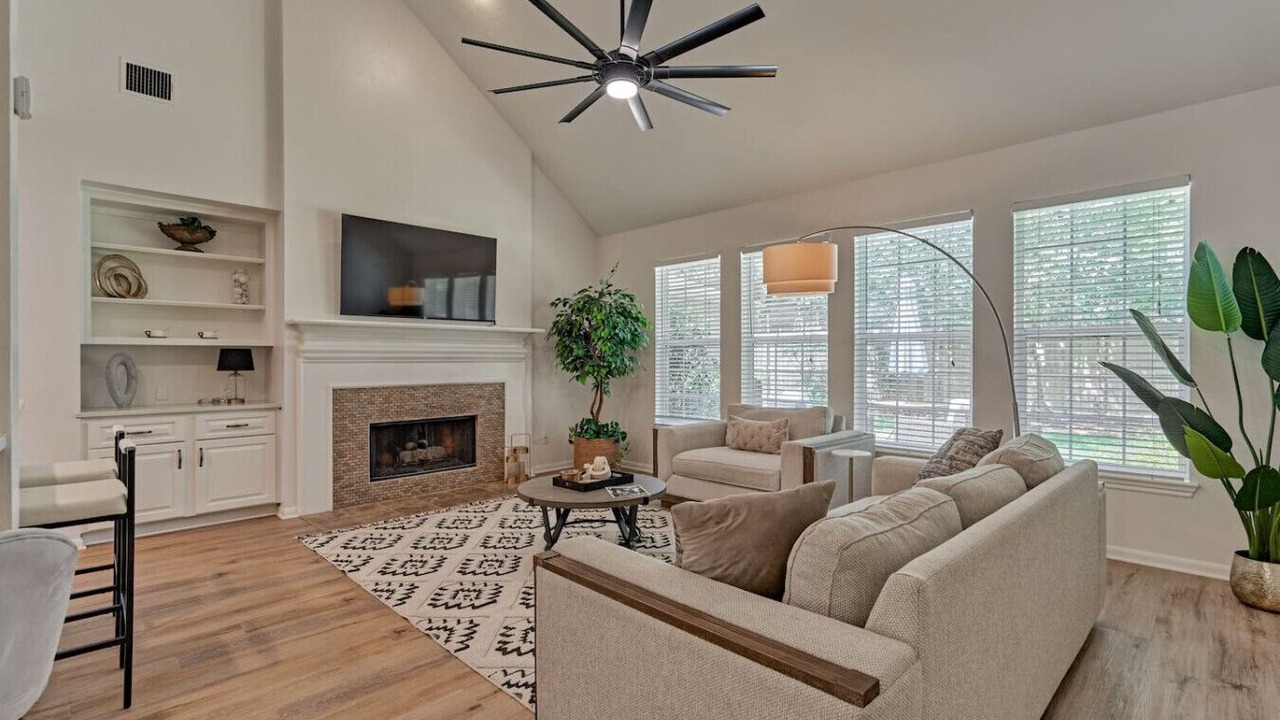 Photo of Livingroom in Alden Bridge