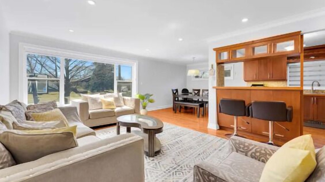 Photo of Livingroom in Bathurst Manor