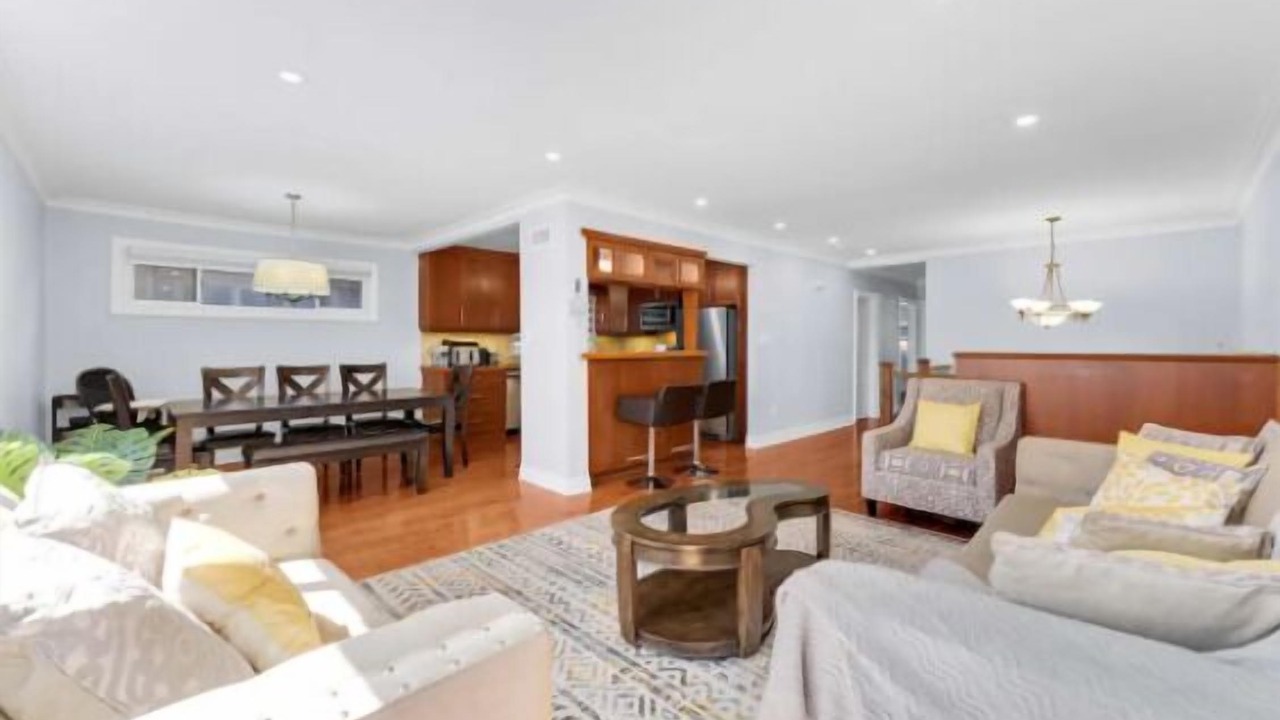 Photo of Livingroom in Bathurst Manor