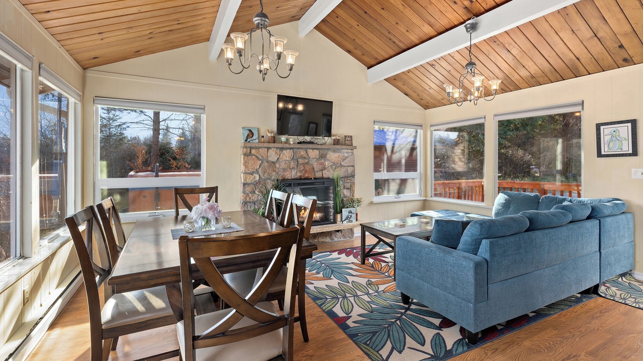 Photo of Livingroom in Gold Bar