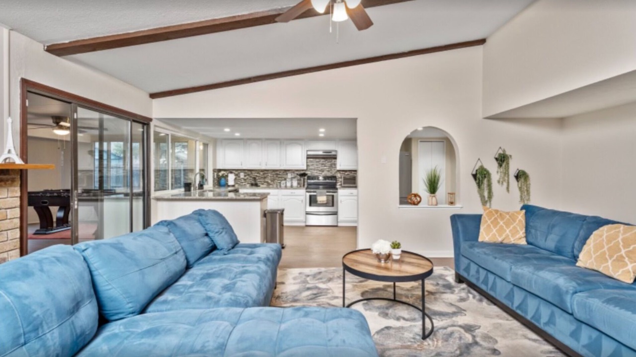 Photo of Livingroom in Northeast Carrollton