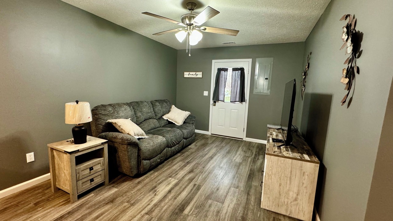 Photo of Livingroom in Madisonville