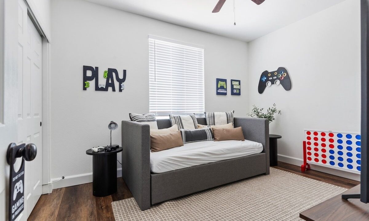 Photo of Others in Linda